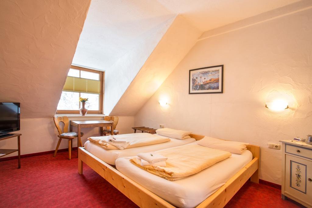 Gasthof Hotel Braeustueberl 2*
