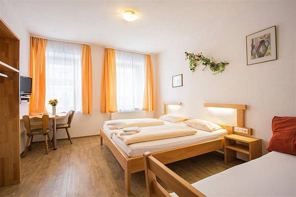 Gasthof Hotel Braeustueberl 2*