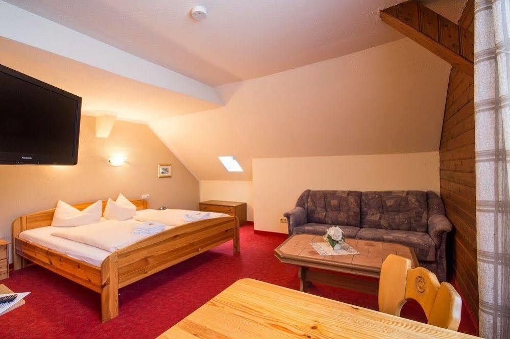 Gasthof Hotel Braeustueberl 2*